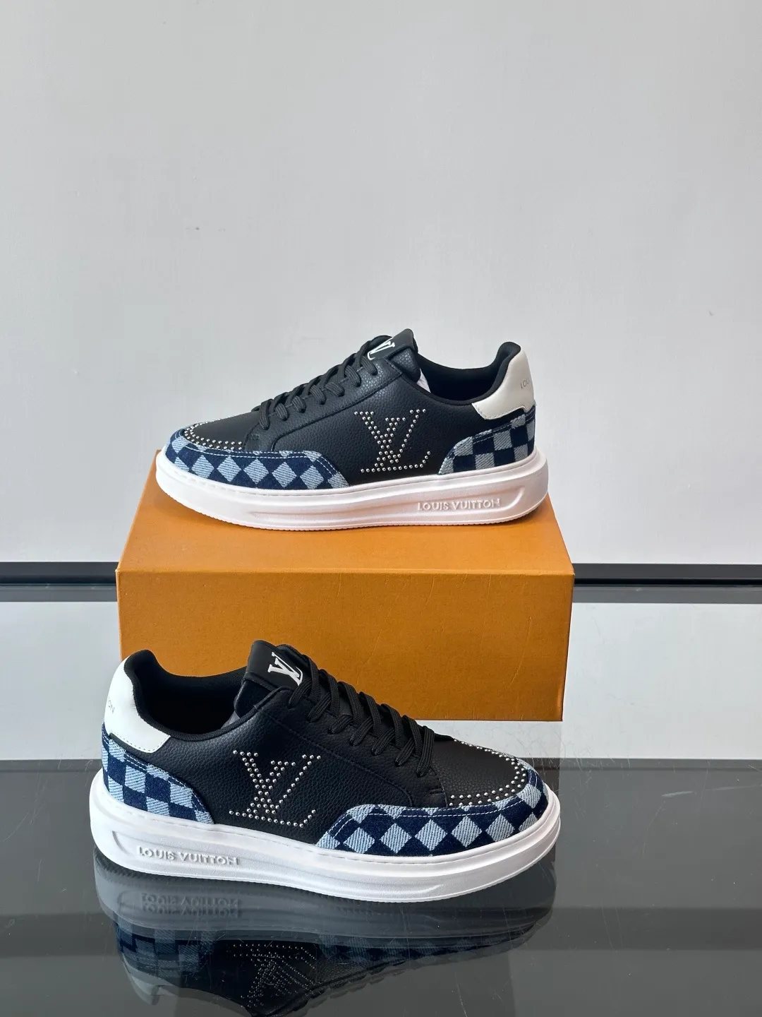 Men's shoes 💰p400 "＊OUIS ＊UITTO＊" new men's casual shoes, made of cowhide material, breathable and comfortable! The upper has the classic LV logo, and the sole is made of T men's shoes 💰pU material, which is wear-resistant and has strong grip. The blue and white color scheme + checkerboard details are fresh and have a street feel. It is very suitable for spring and summer. It can be easily used for daily commuting and leisure. It is very fashionable to wear with shorts, T-shirts or jeans. It is both fashionable and practical. size：38-44